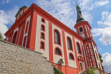 Obraz premium A view to the red and white church of St. Wenzel in Loket, Czech republic