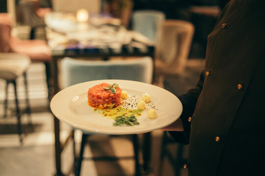serving tatar biftek in restaurant