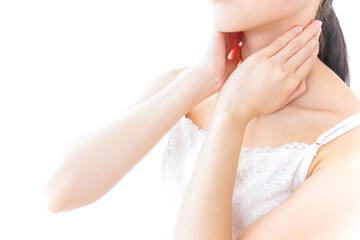 クリームを塗る若い女性