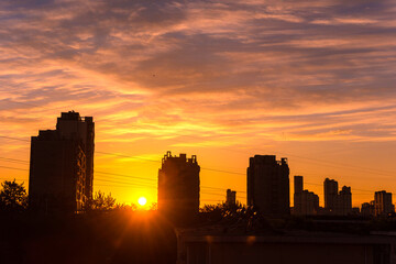 Fototapeta premium A beautiful view of the city skyline in the early morning, just before sunrise