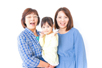 仲良しの子供と母とおばあさん