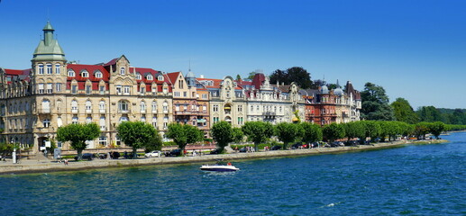 Uferpromenade mit schönen alten Jugendstil - Häusern in Konstanz am Bodensee unter blauem Himmel	