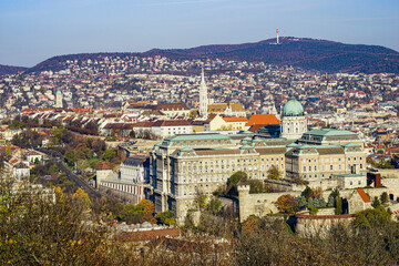 高台から見たブダペスト歴史博物館とブダ城及びマーチャシュ聖堂の尖塔