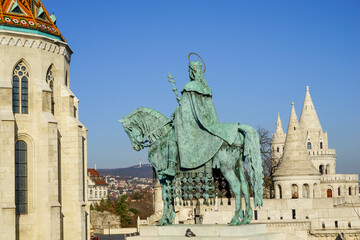 小塔のある要塞跡に建つ騎馬像が見守る聖堂