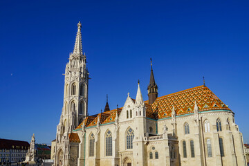 Fototapeta na wymiar マチャシュ聖堂の屋根と尖塔