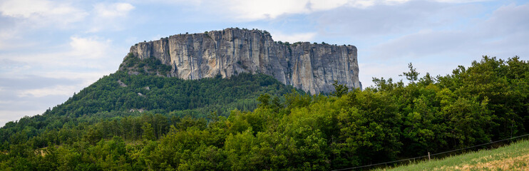RAGAZZA POSA ALLA PIETRA DI BISMANTOVA