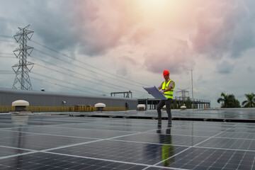 Obraz premium Worker checking drawing for install solar energy panel on rooftop. Installation Engineer on rooftop solar plant.