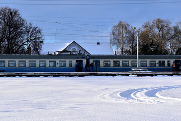 An electric train drove up to the railway stopping platform and opened the driveway.