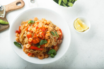 Asian noodles with shrimps and bell pepper