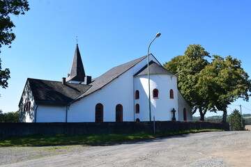 Fototapeta na wymiar Kirche Hilgenrath, Kirche ohne Dorf