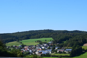 Eifellandschaft mit einem Dorf im Tal