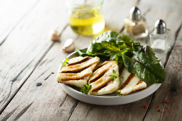 Grilled halloumi cheese with fresh green salad