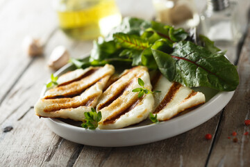 Grilled halloumi cheese with fresh green salad