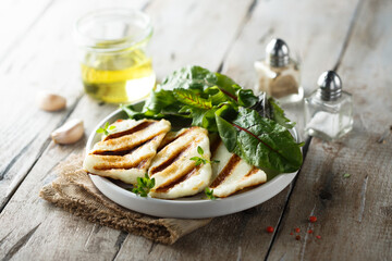 Grilled halloumi cheese with fresh green salad