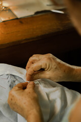 Costureira. Mulher. Costurando. M&aacute;quina de costura. Tecido. Bordado. Agulha. Tesoura. Textil. 