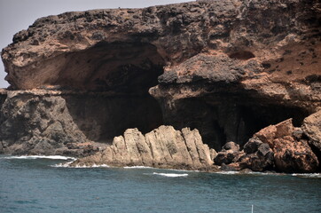 CUEVA EN LAS ROCAS DE LA COSTA