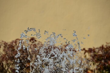 GOTAS DE AGUA DE UNA FUENTE