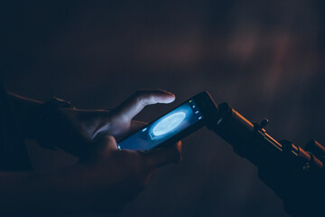 Mobile phone photographing the moon from the telescopic viewfinder at night.