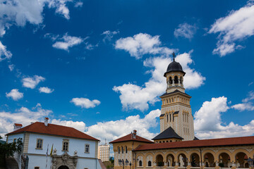 ルーマニア　トランシルヴァニア地方にある要塞都市アルバ・ユリアの要塞内のルーマニア正教会聖堂のアーケードと王の門の塔　Poarta Regelui