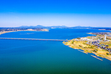 霞ヶ浦にかかる霞ヶ浦大橋と遠方の筑波山	
