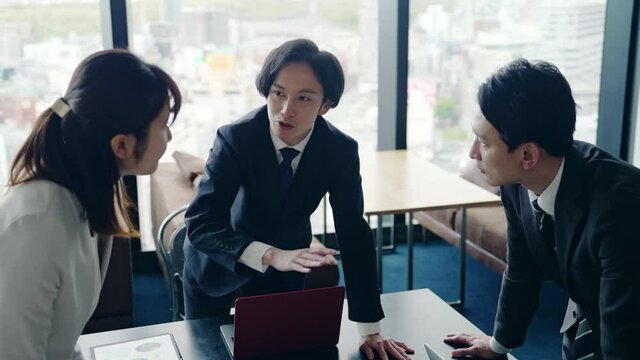 ミーティングするビジネスグループ　サークルショット　スローモーション