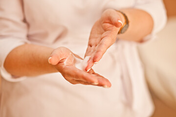 Obraz na płótnie Canvas Nurse or doctor washing a hands before procedure