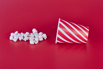 Obraz premium A popcorn arrow points right into a glass