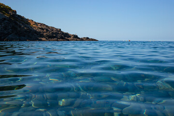Cala virgen en Costa Brava, agua cristalina y paisaje salvaje. 