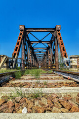 a la ferrovia a livello del suolo