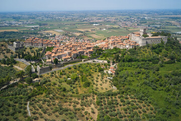 Fototapeta na wymiar panoramic aerial view of the medieval town of sermoneta latina