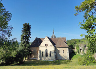 Fototapeta premium L’église de Château-Renard (Loiret) date des XIIème et XIIème siècles. Elle a fait l’objet de nombre de remaniement au fil des temps. Elle se situe dans l’enceinte de l’ancienne citadelle.