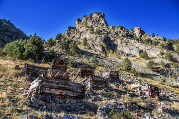 Naklejka premium Abandoned wooden houses in the Barhal region of Artvin