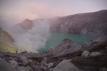 インドネシアのイジェン山