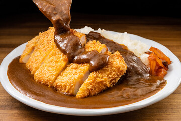 カツカレーにカレーソースをかける