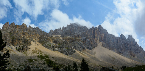 Panorama sul gruppo roccioso del Latemar (Dolomiti, Trentino, Italia)