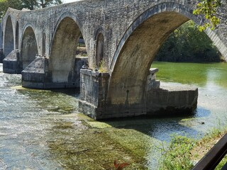 Fototapeta na wymiar bridge old arched in arta city greece