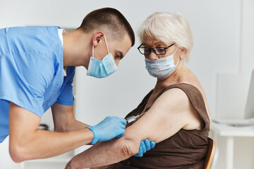 Obraz premium doctor with a syringe vaccine passport health care