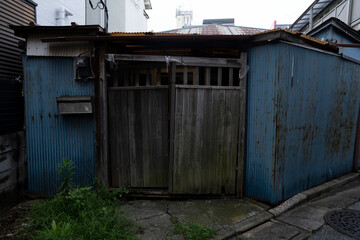古い日本家屋の玄関、古い平家の扉、昭和建築のドア