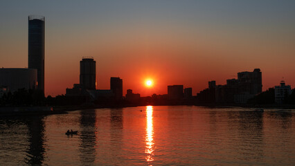 Obraz premium embankment in the city center on Sunset
