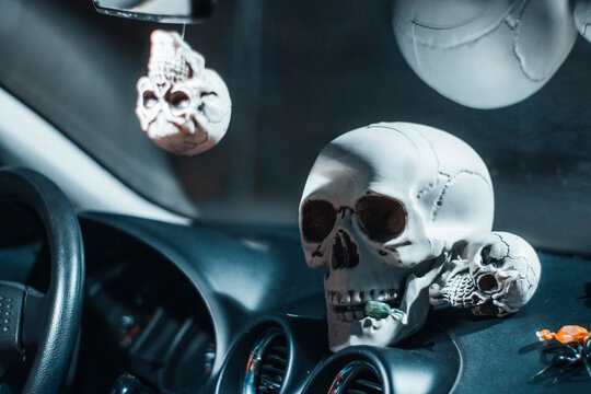 Calaveras decorativas en un auto celebrando el dia de Halloween