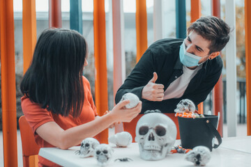 Mujer realizando indicaciones con un muchacho joven en una mesa de una cafeteria infantil junto a...