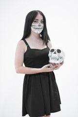 Adolescente joven con una carabela festejando el dia de Halloween vestida de negro y maquillada...