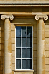 Ionic order column frame window on west facade of Buckingham Palace - obrazy, fototapety, plakaty