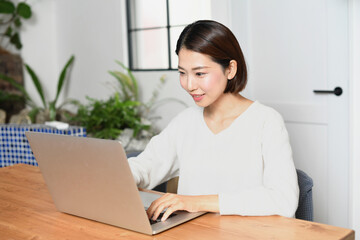 ノートパソコンと笑顔の若い女性