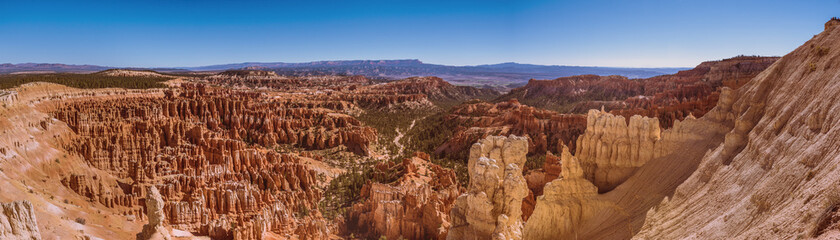 Fototapeta na wymiar Panoramic view of Bryce Canyon Nation Park on a sunny day