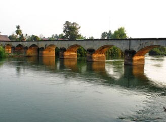Fototapeta na wymiar pont à Don Det-Laos