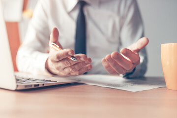 Obraz premium Businessman explaining, closeup of hands with pencil at office desk