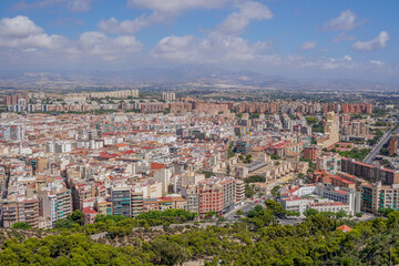 Vistas aéreas de Alicante en un día soleado y claro