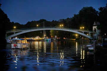 Abteibrücke Fußgängerbrücke zur Insel der Jugend in Treptow, Nachtaufnahme