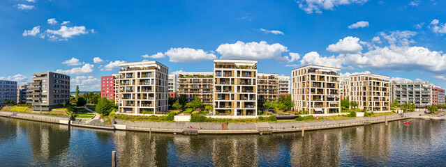 Moderne Neubau-Immobilien am Wasser: Entwicklung eines  neuen Wohnquartiers einer Stadt mit...